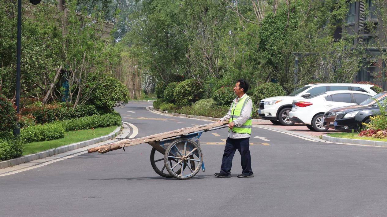 “生涯惬意，，，，，，效劳知足” 葛塘西片区地块包管房交付回访业主这样说