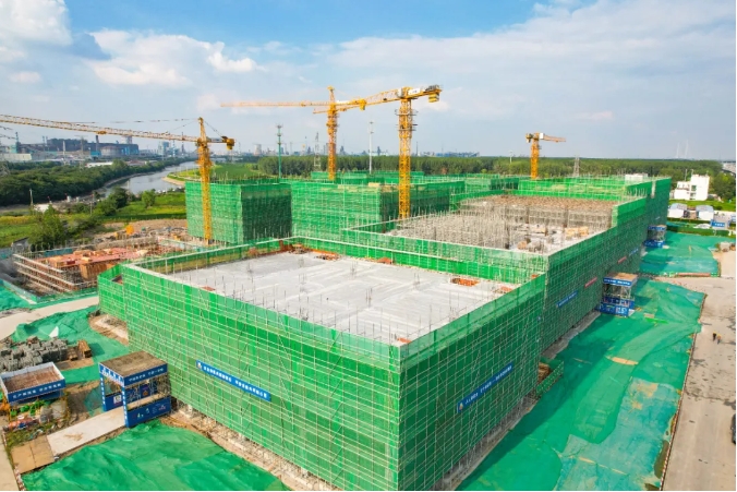 浦仪公路旁，，，，，竖起工业新地标